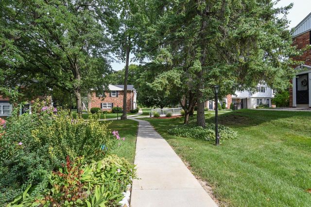 5075 W Colonial COURT, Greenfield, WI 53220