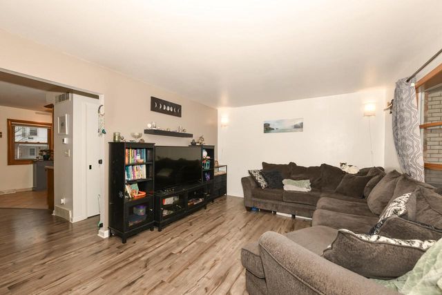 5075 W Colonial COURT, Greenfield, WI 53220