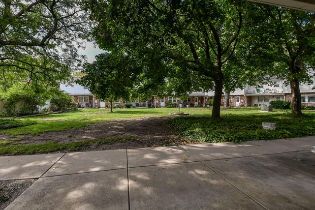 5075 W Colonial COURT, Greenfield, WI 53220