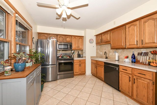 5075 W Colonial COURT, Greenfield, WI 53220