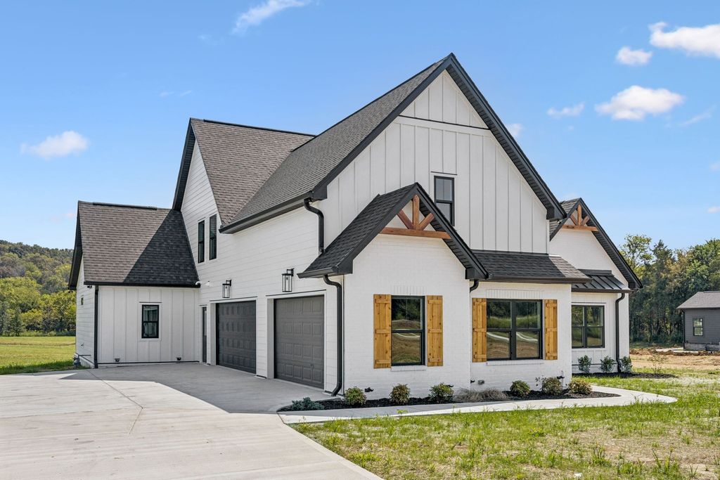 4088 Chicken Rd, Lebanon, TN 37090