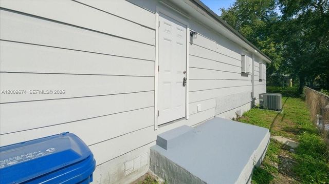 2129 NW 59th St, Miami, FL 33142