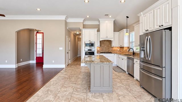 22265 Fairway View Dr, Zachary, LA 70791