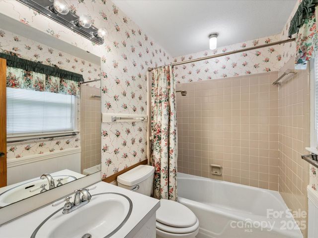 512 Holiday Road, Gastonia, NC 28054