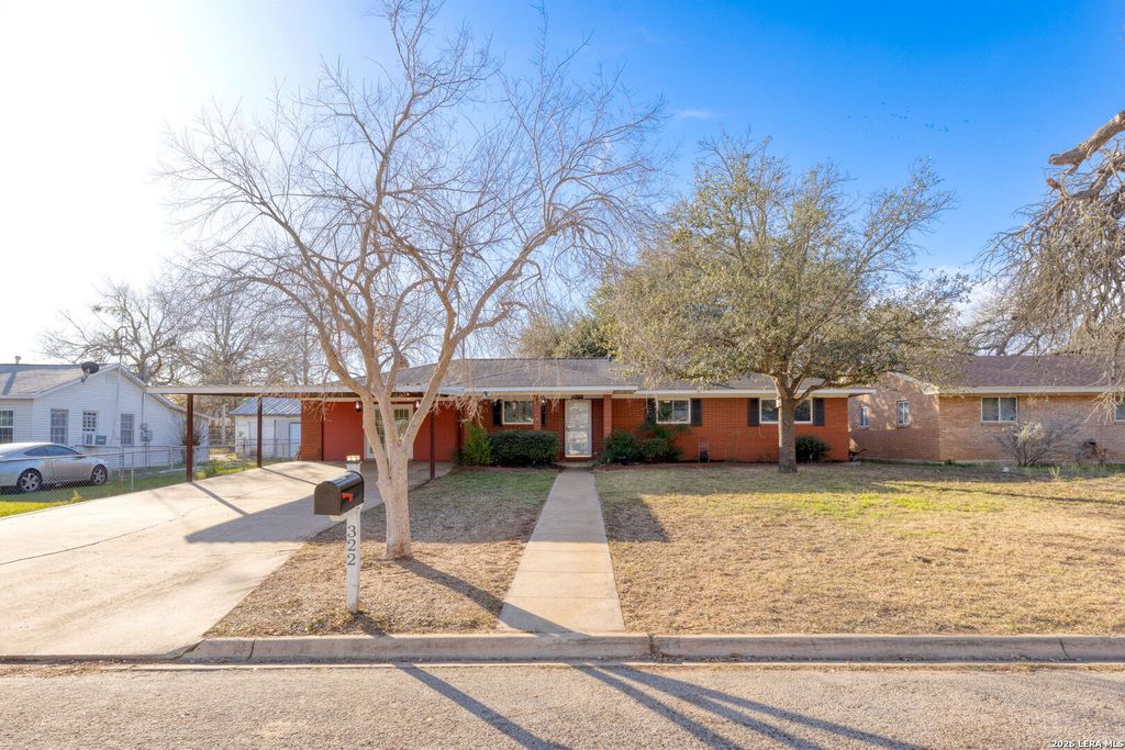 322 Lantana Ln, Pleasanton, TX 78064