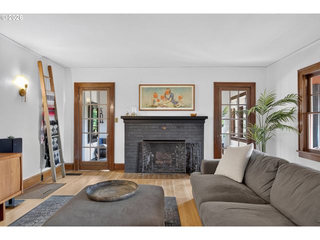 38623 E HISTORIC COLUMBIA RI Hwy, Corbett, OR 97019