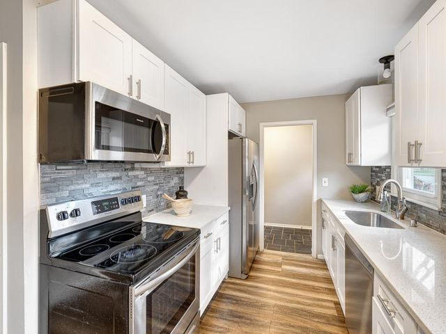 4246 Oak Drive Lane, Minnetonka, MN 55343