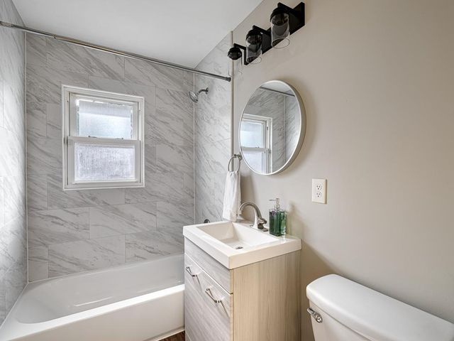 4246 Oak Drive Lane, Minnetonka, MN 55343