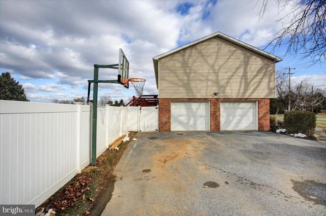 601 KITTATINNY DRIVE, Chambersburg, PA 17202