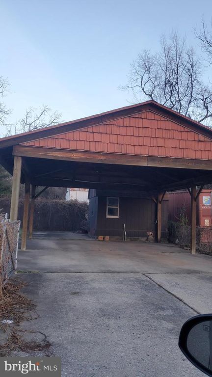 Image 3 of property listing at 3202 GARDEN AVE, Baltimore, MD 21227