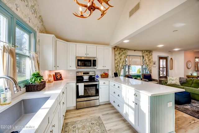 219 Wood Rd, Lyndon, KY 40222