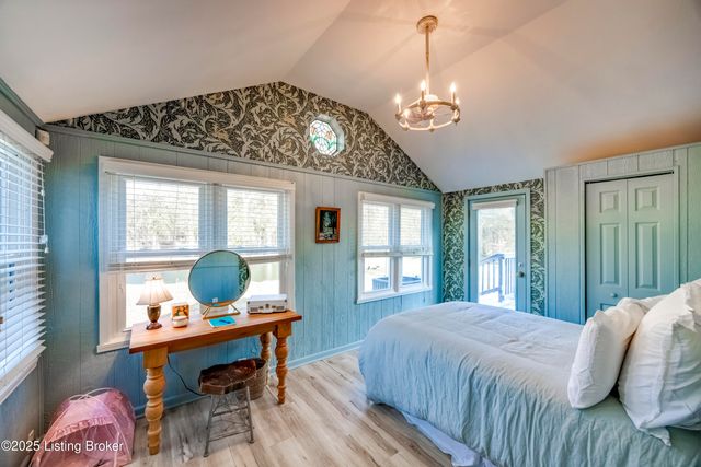 219 Wood Rd, Lyndon, KY 40222