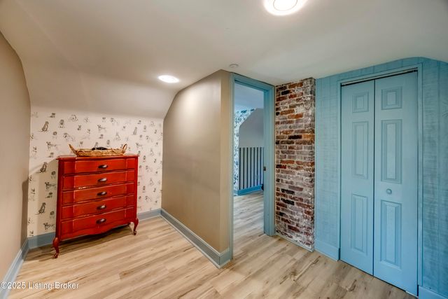 219 Wood Rd, Lyndon, KY 40222