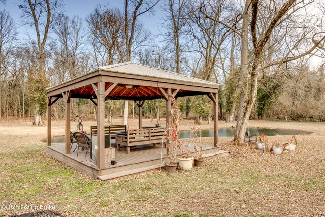 219 Wood Rd, Lyndon, KY 40222