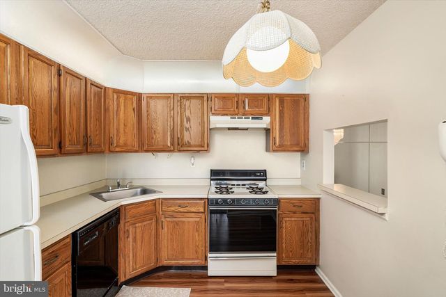 41 CHEVERNY CT, Hamilton, NJ 08619