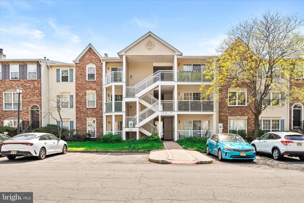 41 CHEVERNY CT, Hamilton, NJ 08619