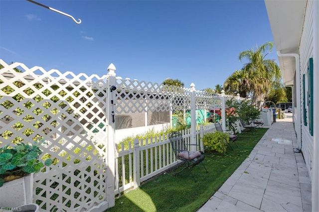 32 Sonderhen DR, Naples, FL 34114