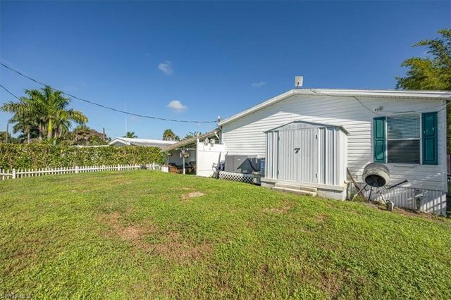 32 Sonderhen DR, Naples, FL 34114