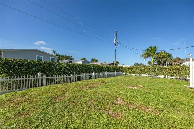 32 Sonderhen DR, Naples, FL 34114