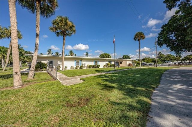 32 Sonderhen DR, Naples, FL 34114