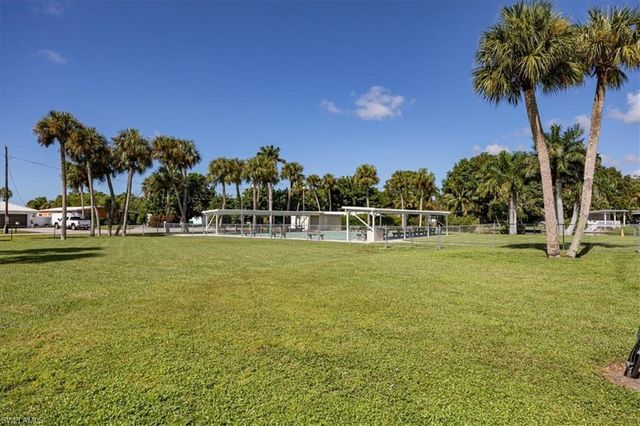 32 Sonderhen DR, Naples, FL 34114