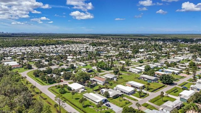 32 Sonderhen DR, Naples, FL 34114