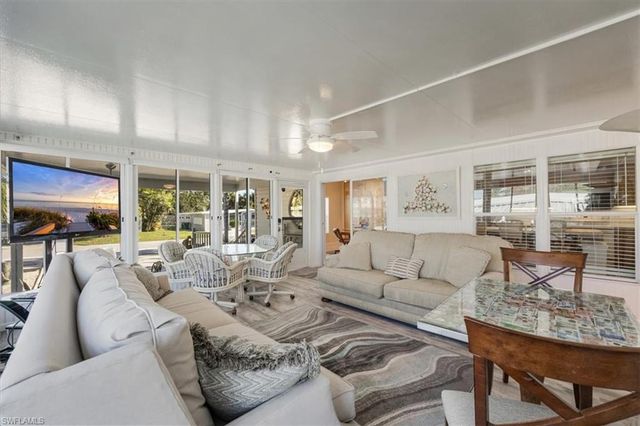 32 Sonderhen DR, Naples, FL 34114