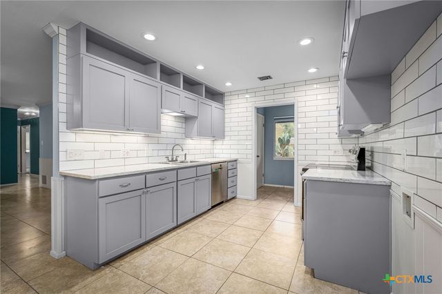 960 Twin Oaks Drive, New Braunfels, TX 78130