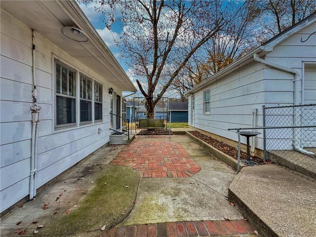 737 Washington Street, Weston, MO 64098