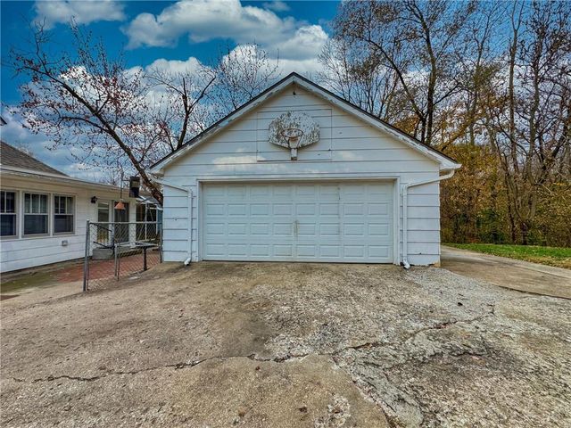 737 Washington Street, Weston, MO 64098