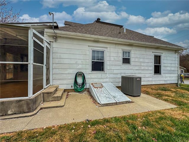 737 Washington Street, Weston, MO 64098