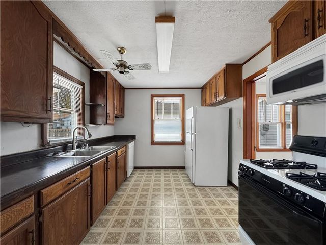 737 Washington Street, Weston, MO 64098