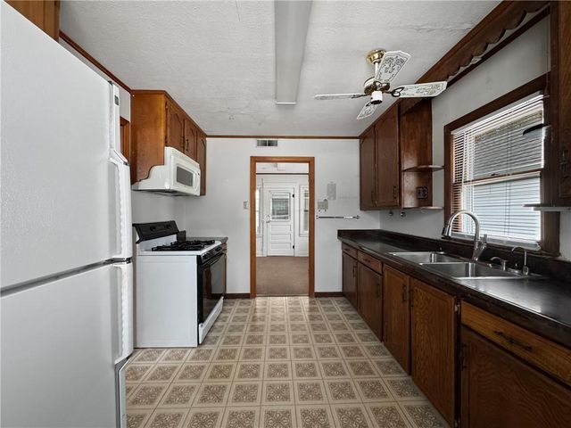 737 Washington Street, Weston, MO 64098