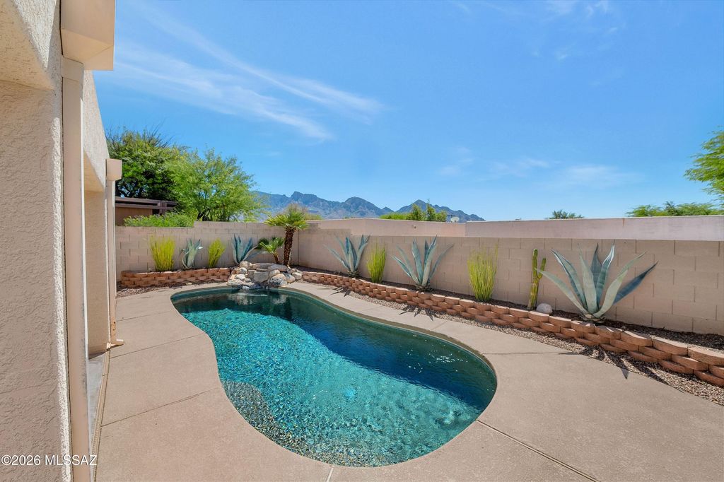 102 E Elixir Place, Oro Valley, AZ 85755