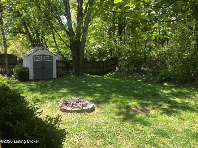6811 Cedarwood Dr, Pewee Valley, KY 40056