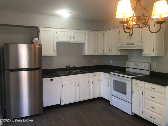6811 Cedarwood Dr, Pewee Valley, KY 40056