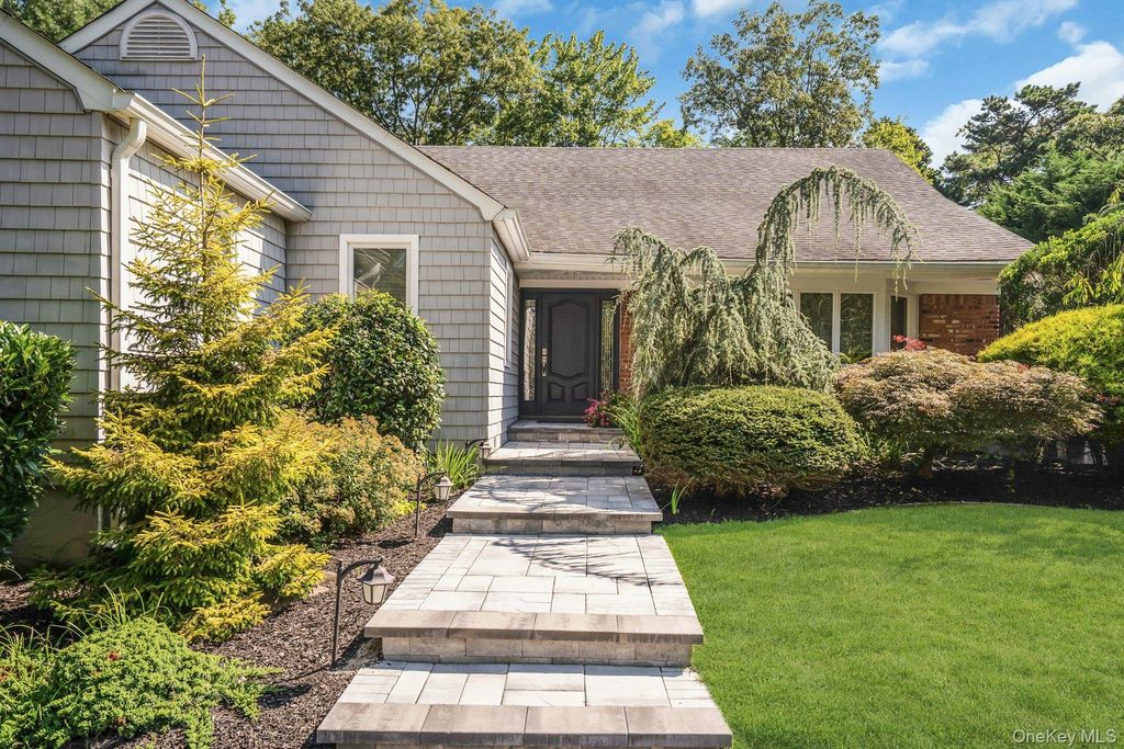 33 McCulloch Drive, Dix Hills, NY 11746 — photo 3