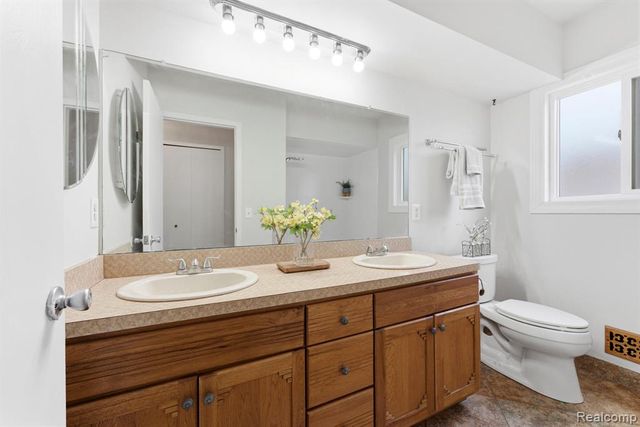 2031 Keystone Drive, Sterling Heights, MI 48310