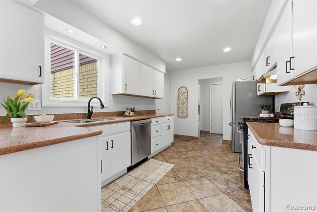 2031 Keystone Drive, Sterling Heights, MI 48310