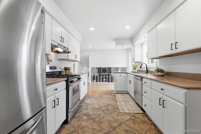 2031 Keystone Drive, Sterling Heights, MI 48310