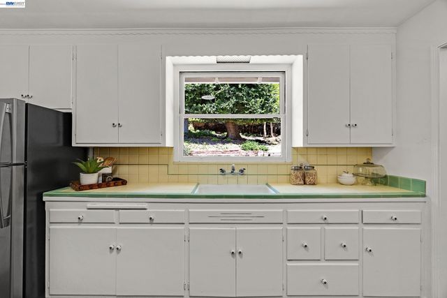 18926 Walnut Rd, Castro Valley, CA 94546