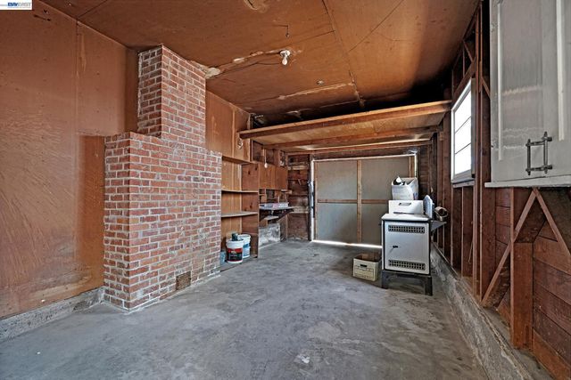 18926 Walnut Rd, Castro Valley, CA 94546