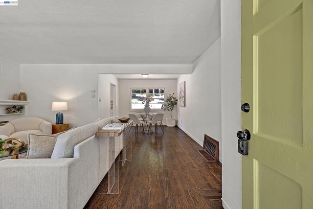 18926 Walnut Rd, Castro Valley, CA 94546