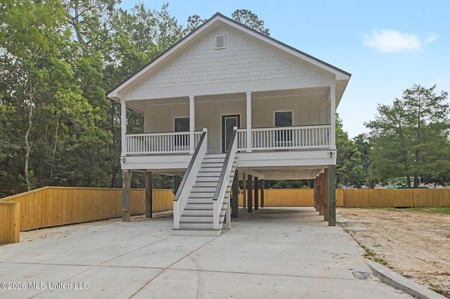 212 Avenue B, Waveland, MS 39576