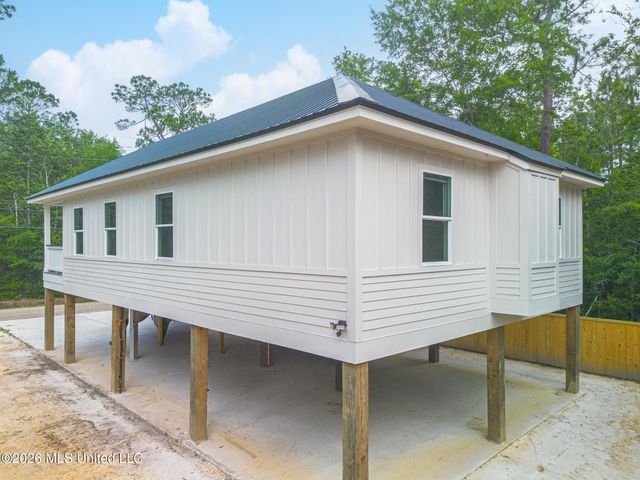 212 Avenue B, Waveland, MS 39576
