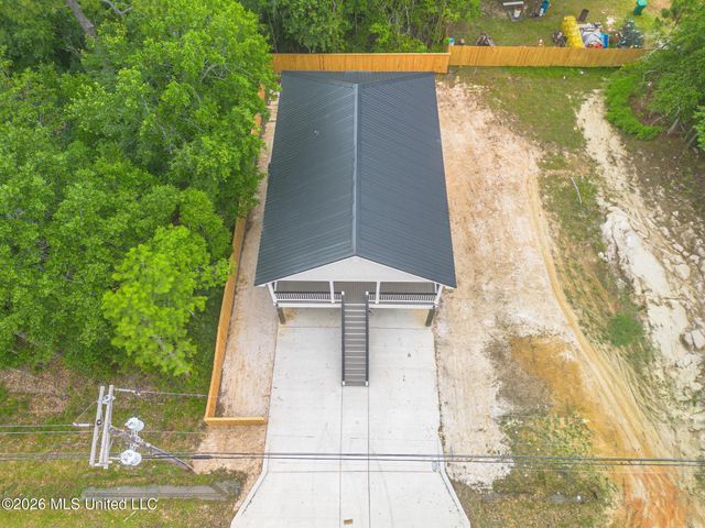 212 Avenue B, Waveland, MS 39576