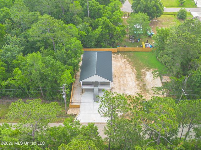 212 Avenue B, Waveland, MS 39576