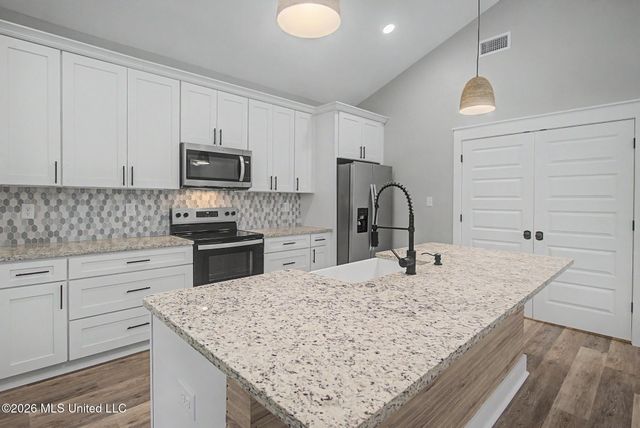 212 Avenue B, Waveland, MS 39576