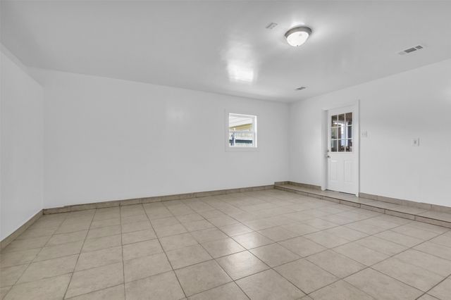 10407 Sand Springs Avenue, Dallas, TX 75227