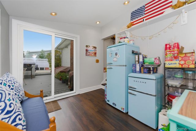 42 Homecrest Court, Oceanside, NY 11572